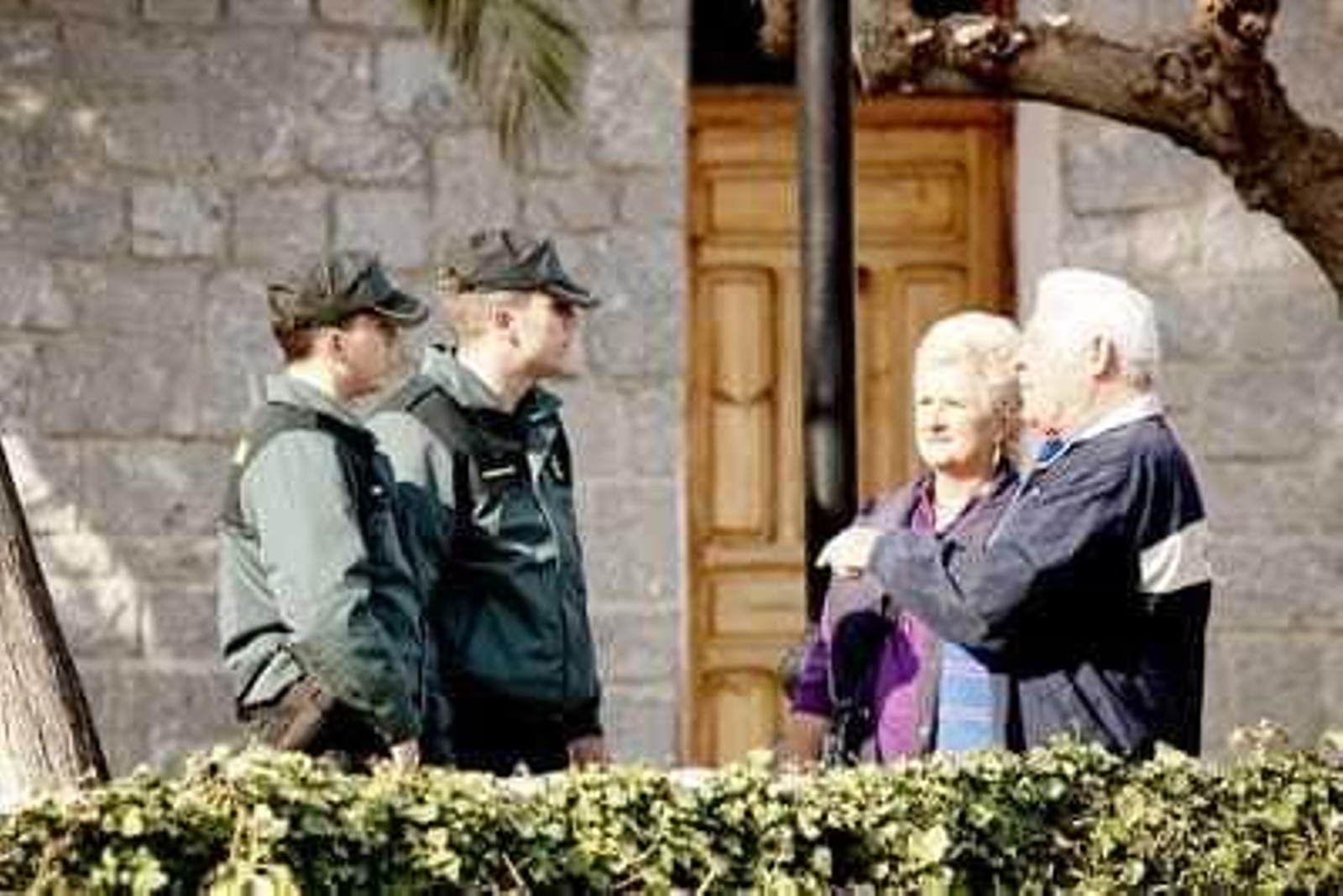 Unos agentes conversan con dos personas mayores. Unos agentes conversan con dos personas mayores.