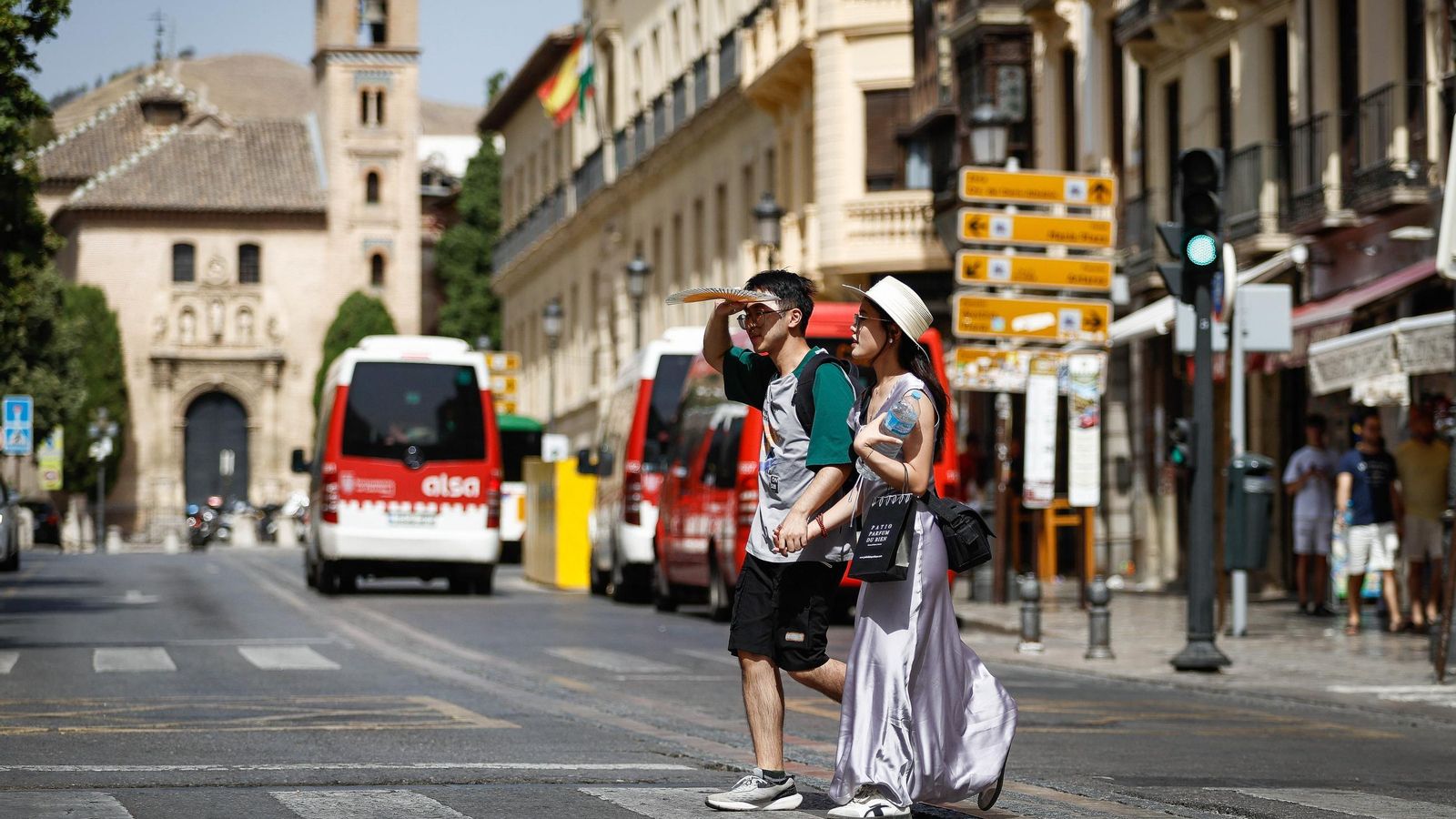 Una pareja de turistas extranjeros en Plaza Nueva