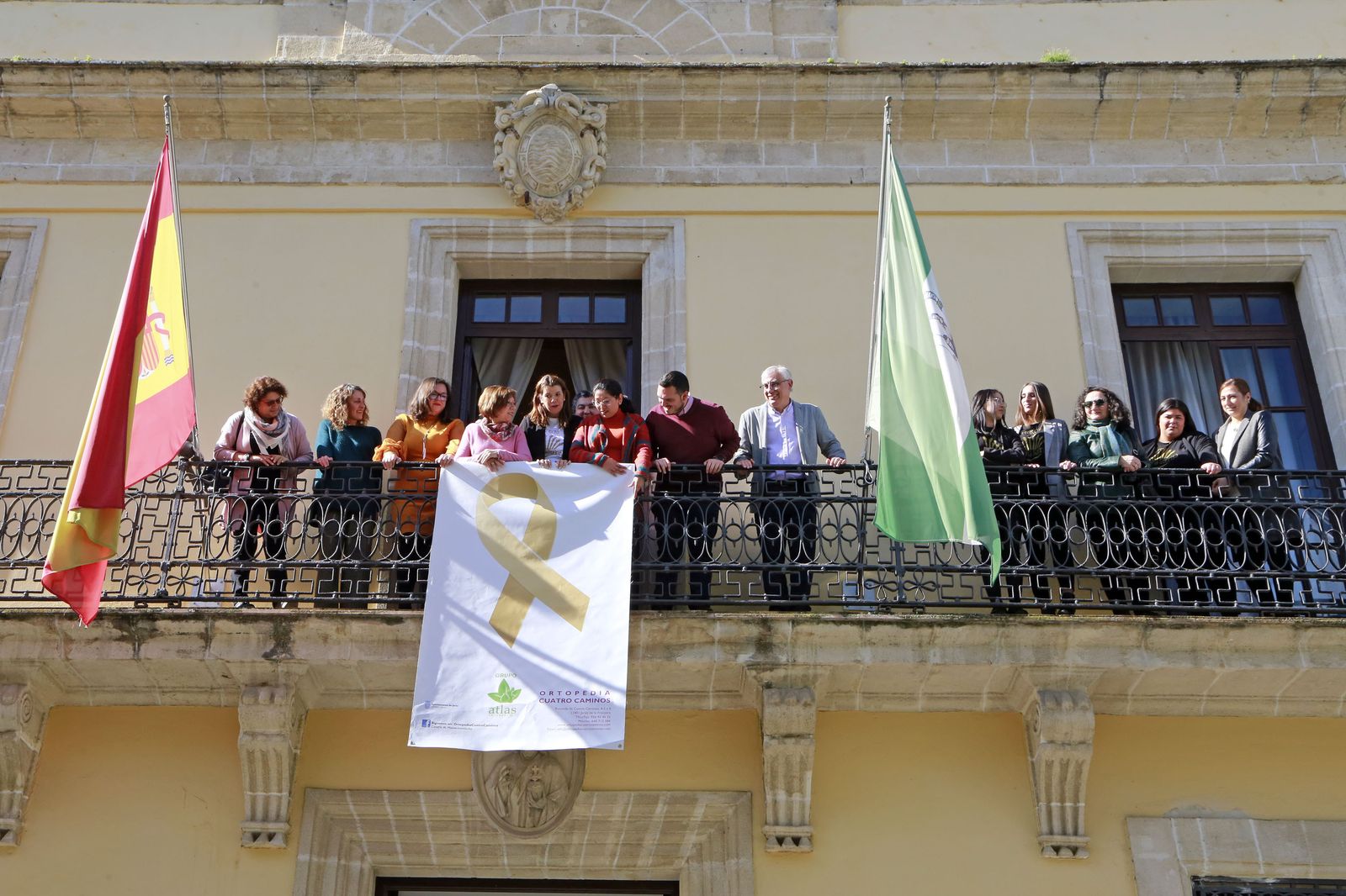 El lazo por el cáncer infantil, luciendo en el balcón del Ayuntamiento