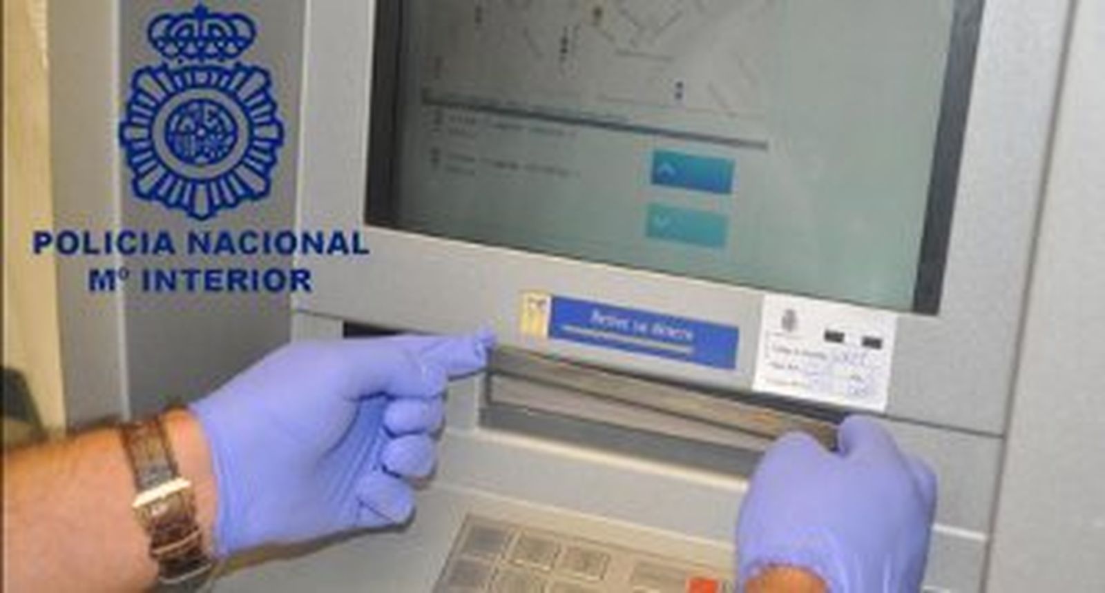 La Policía muestra uno de los cepos utilizados por los delincuentes.