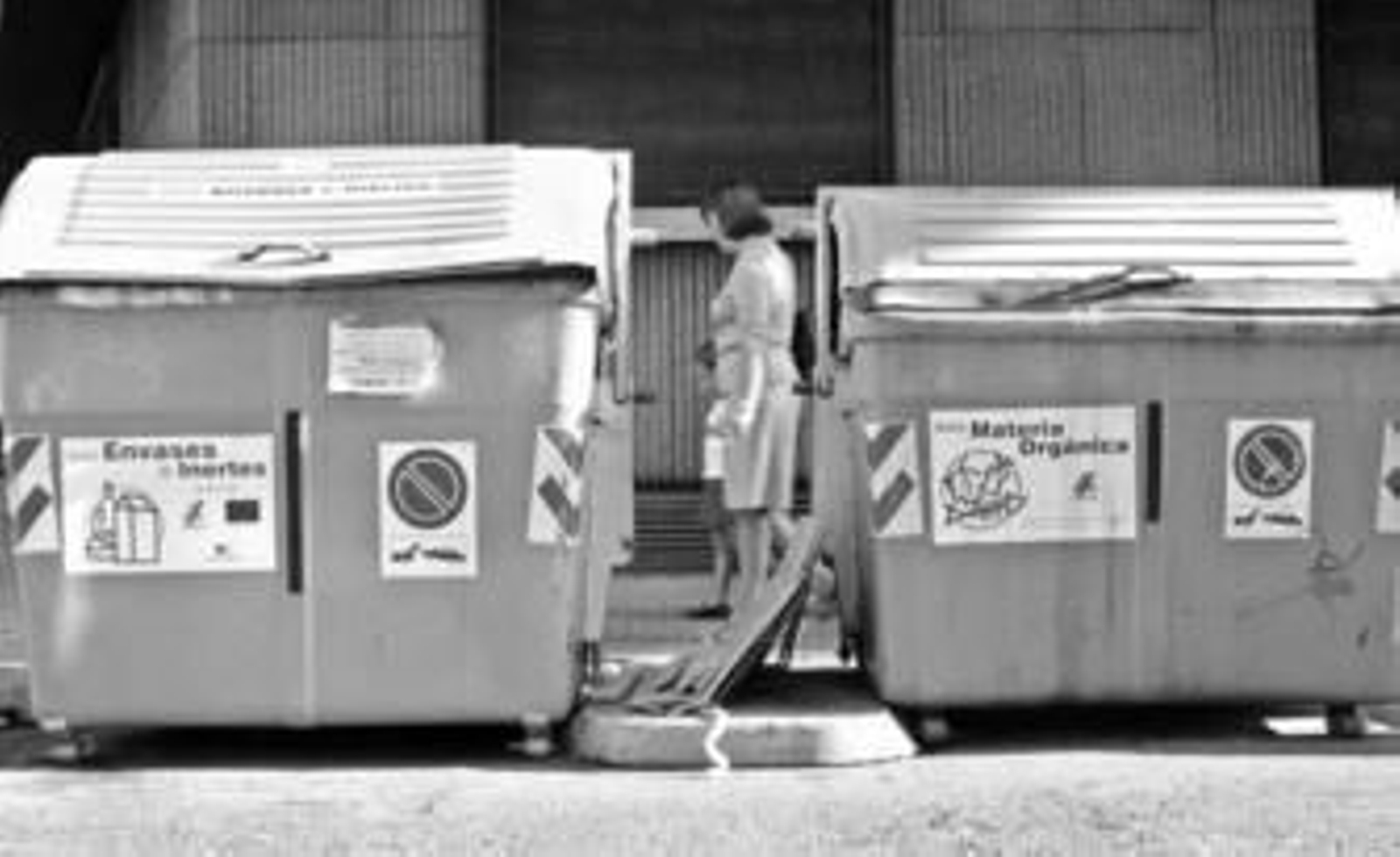 Una ciudadana pasa por detrás de los contenedores de la calle Fernando de Córdoba.