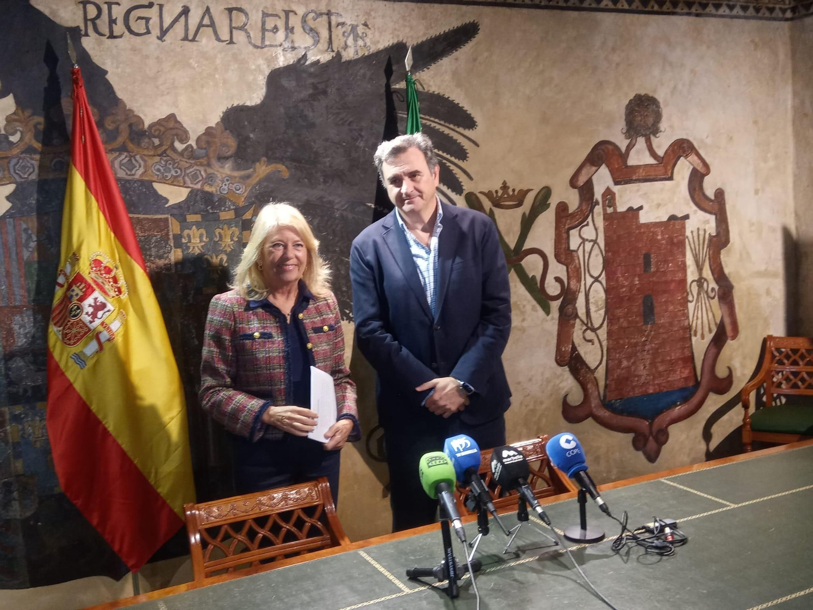 La alcaldesa, Ángeles Muñoz, y el edil de Hacienda, Félix Romero.