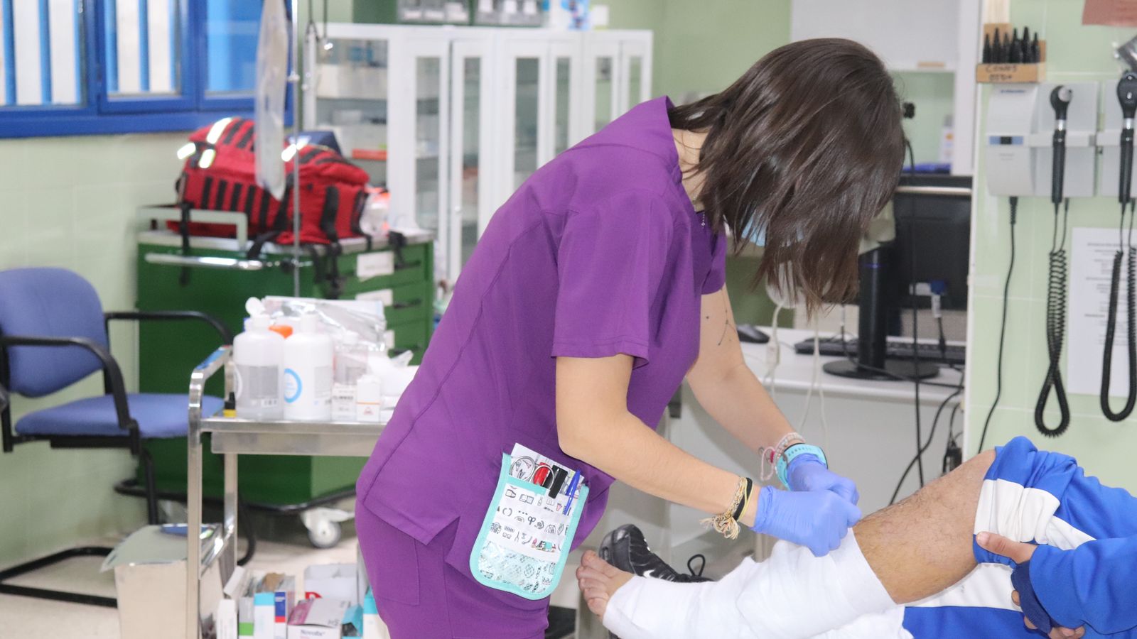 Una de estas enfermeras, Carla, realizando curas a un interno