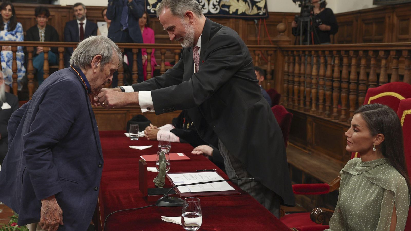 El Rey Felipe VI entrega el premio Cervantes al escritor Rafael Cadenas.