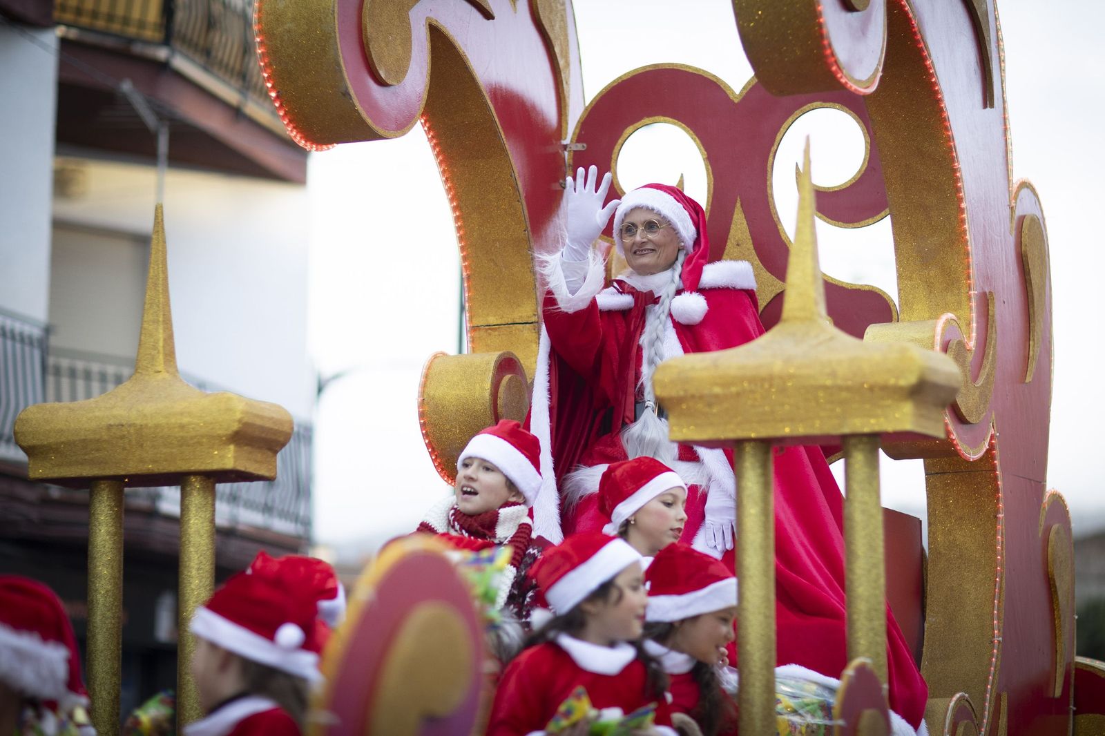 Única en España: las mejores imágenes de la cabalgata con 200 Mamá Noel en Otura
