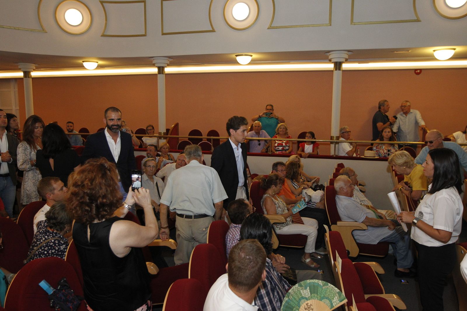 Fotogalería entrega capote de paseo al torero Ginés Marín. Feria de Almería 2019