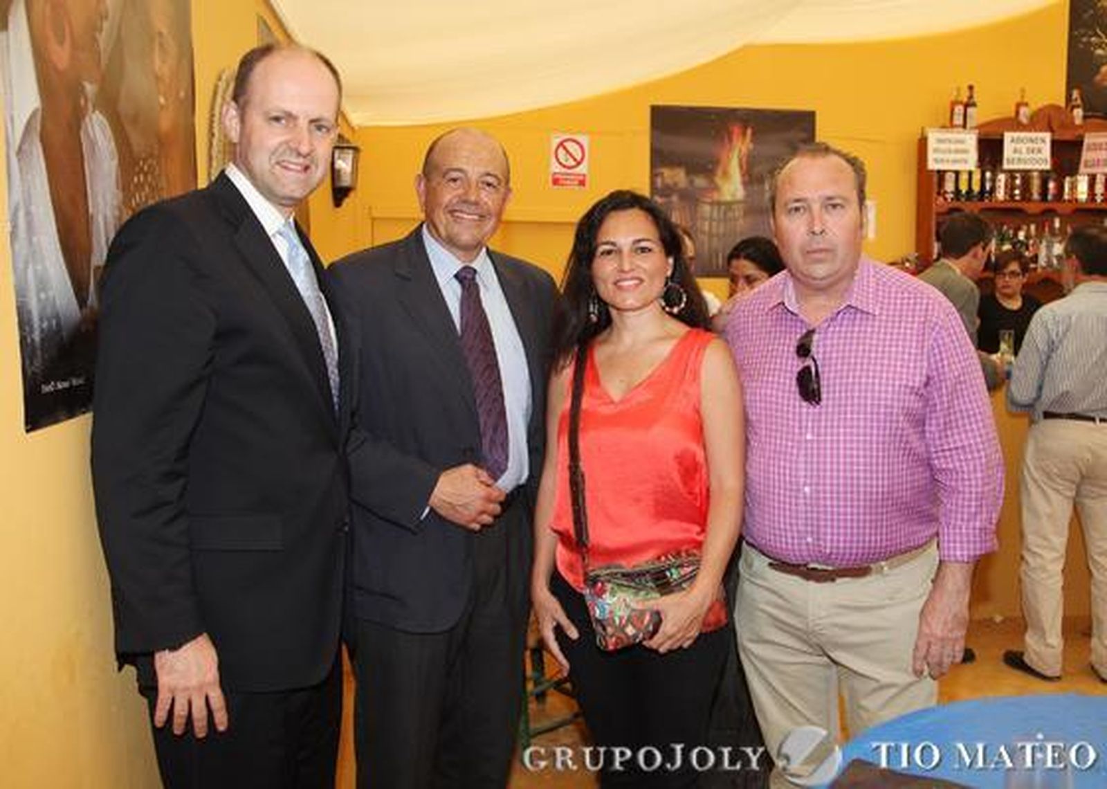 Augusto Peillarini, inversor de Carbures; Montse Medina, directora de Recursos Humanos de Carbures; y Agustín Moreno, director de negocios de Carbures, junto a Benjamín Sánchez.

Foto: Vanesa Lobo