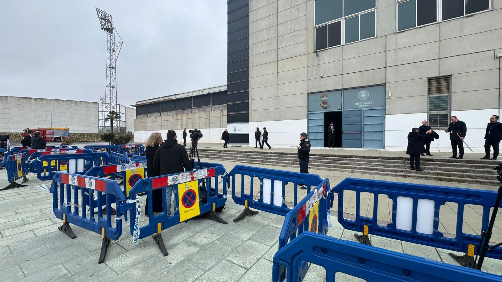 Cierran las puertas del Carolina Marín: fotos del ambiente previo a la Misa funeral en Huelva