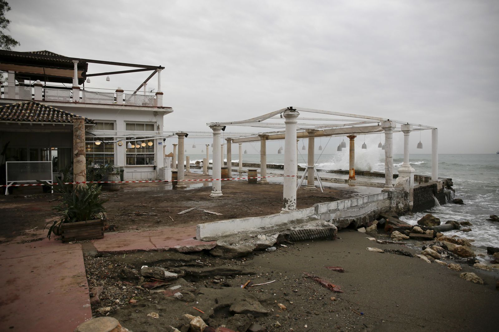 El Balneario de los Baños del Carmen, destrozado por la tromba de agua y granizo.