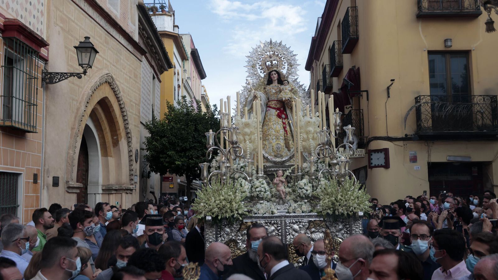 La Virgen de las Nieves al poco de iniciar su procesión