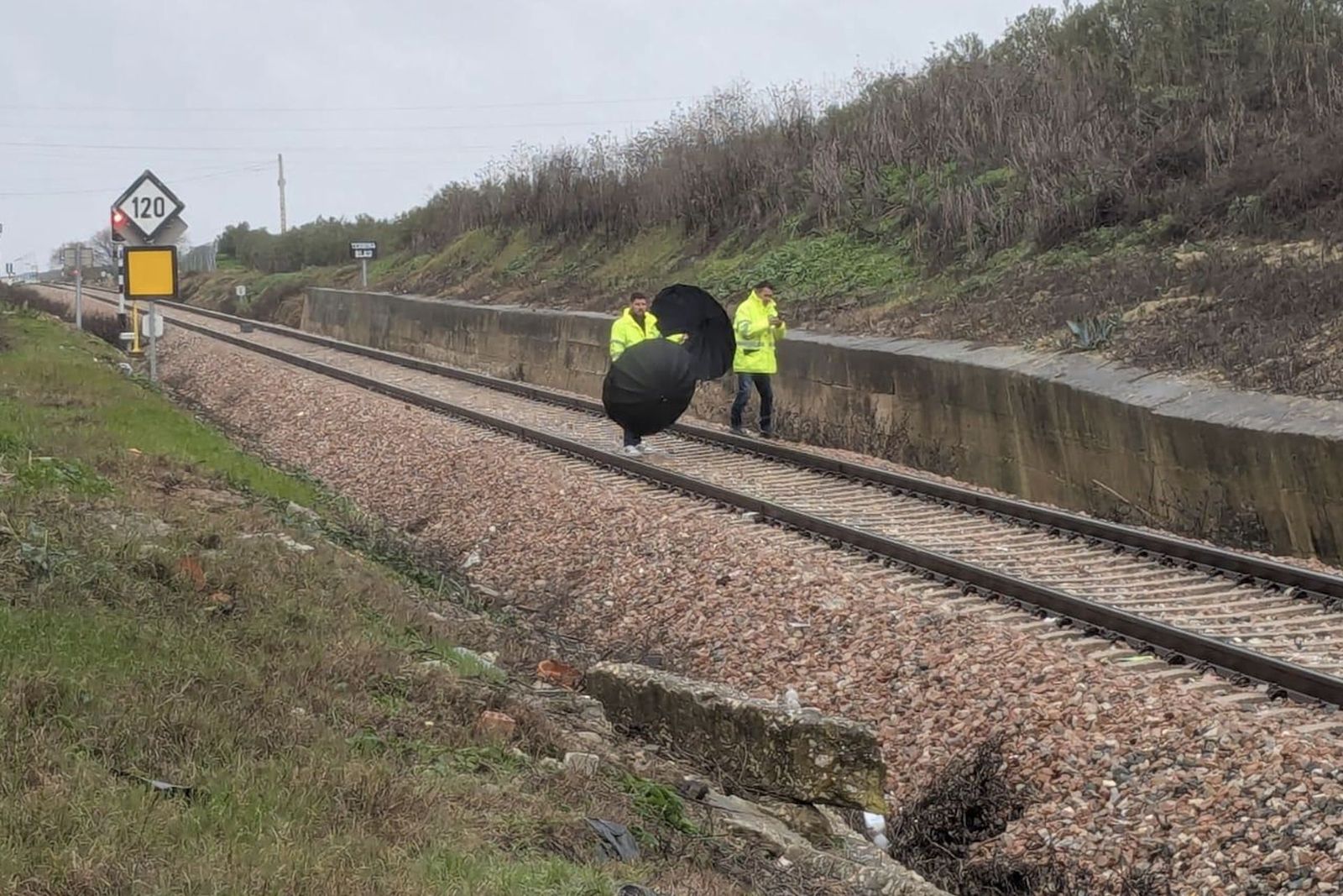 Imagen del muro con riesgo de caída que ha obligado a suspender la circulación de trenes convencionales entre Málaga y Sevilla.