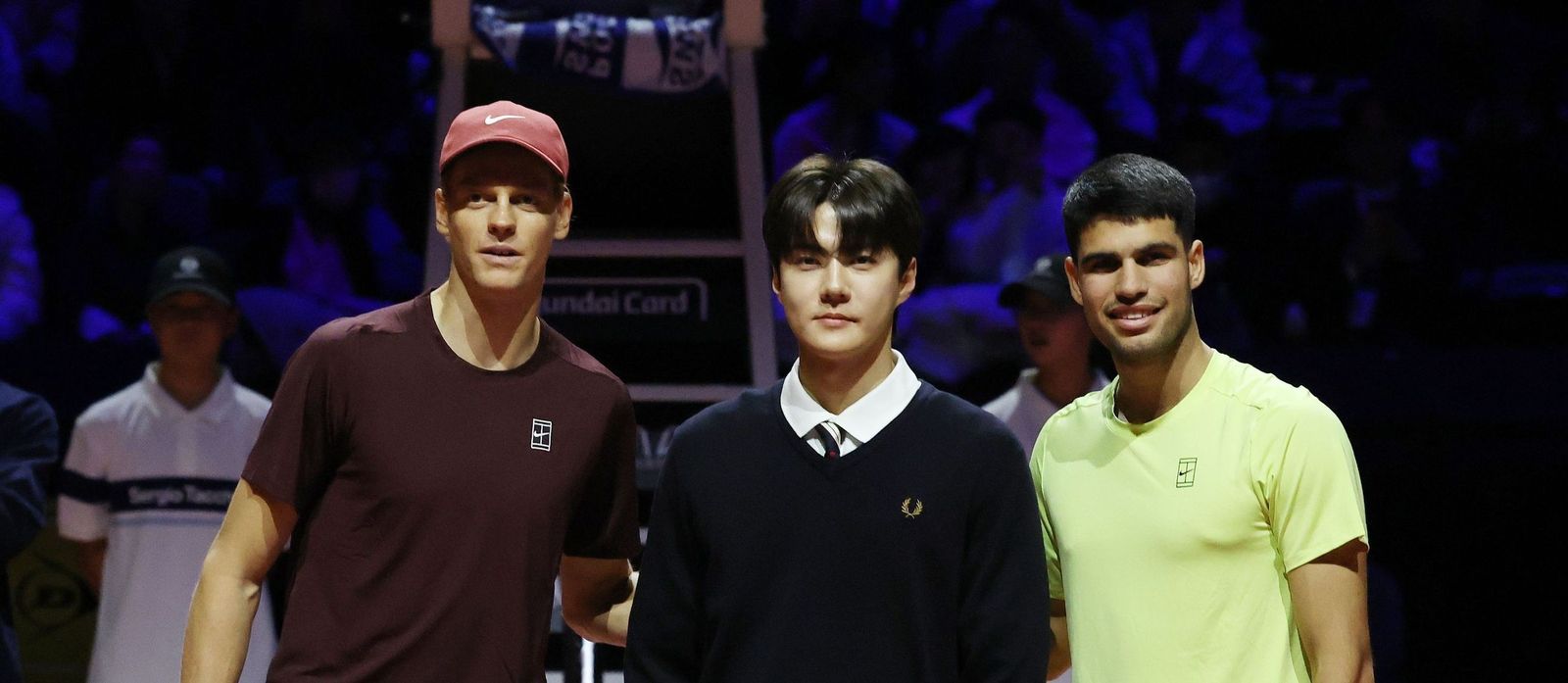 Carlos Alcaraz y Jannik Sinner se fotografían con el árbitro principal en el partido de exhibición.