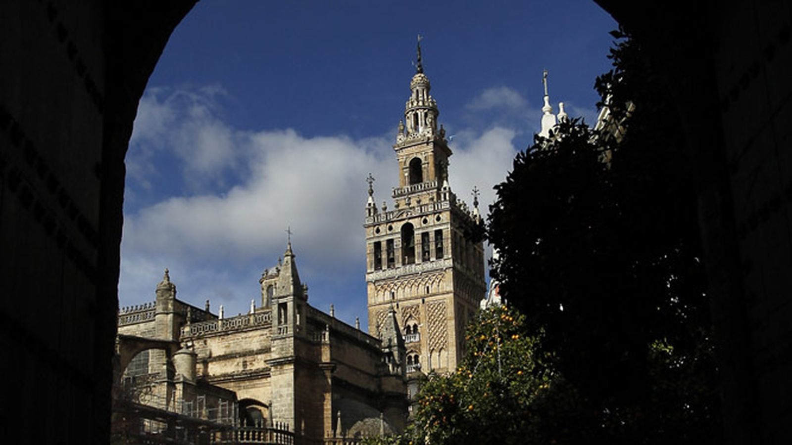 La Giralda  vista desde la salida del Patio de Banderas.