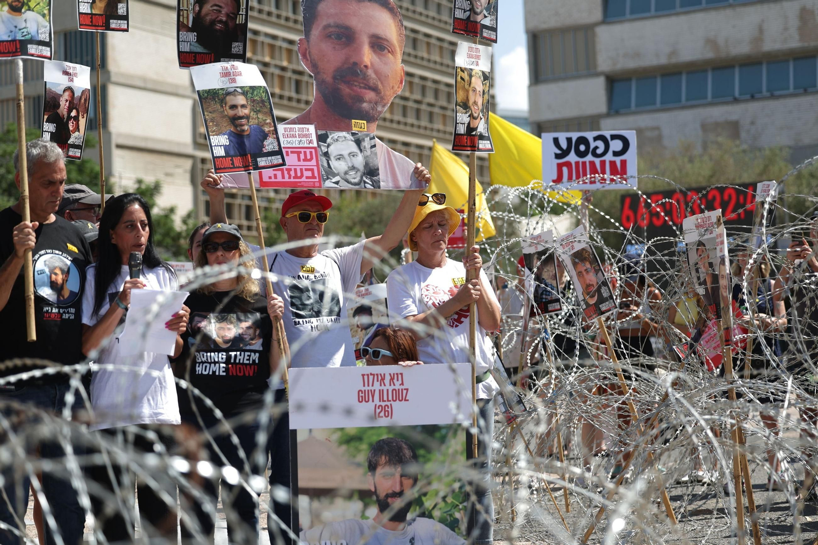 Familias de rehenes israelíes protestan en las calles de Tel Aviv.