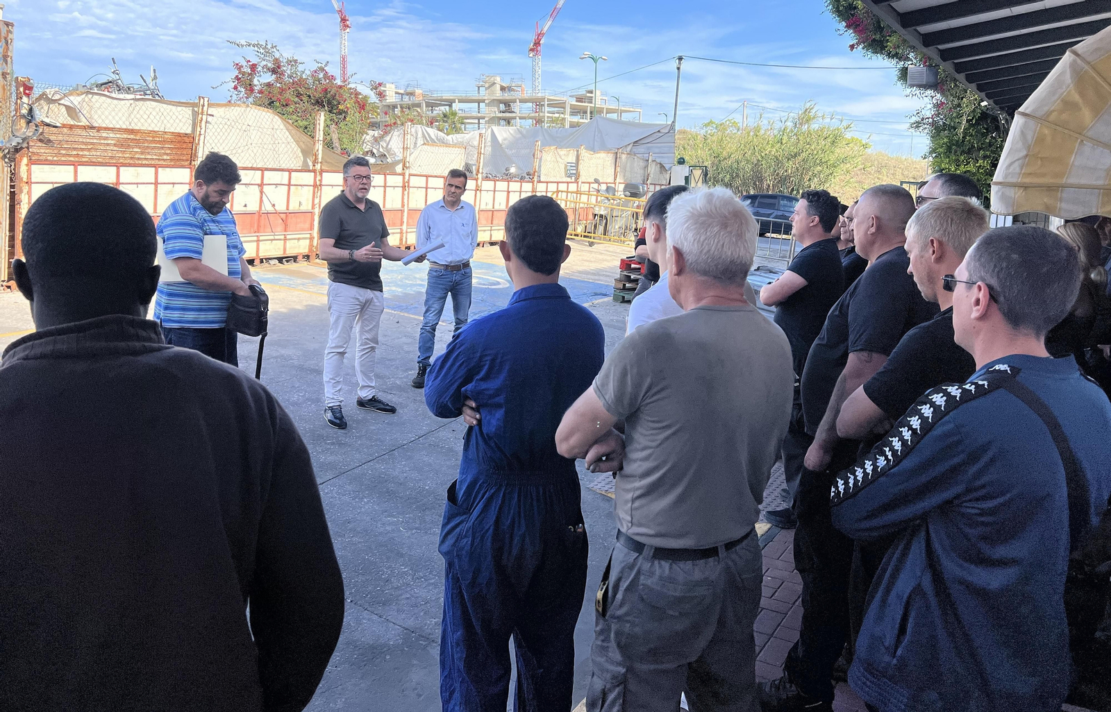 Representante del PSOE con trabajadores.