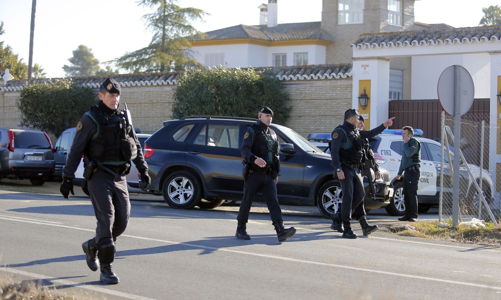 Guardias civiles en la puerta de un chalé asaltado en Mairena del Aljarafe.
