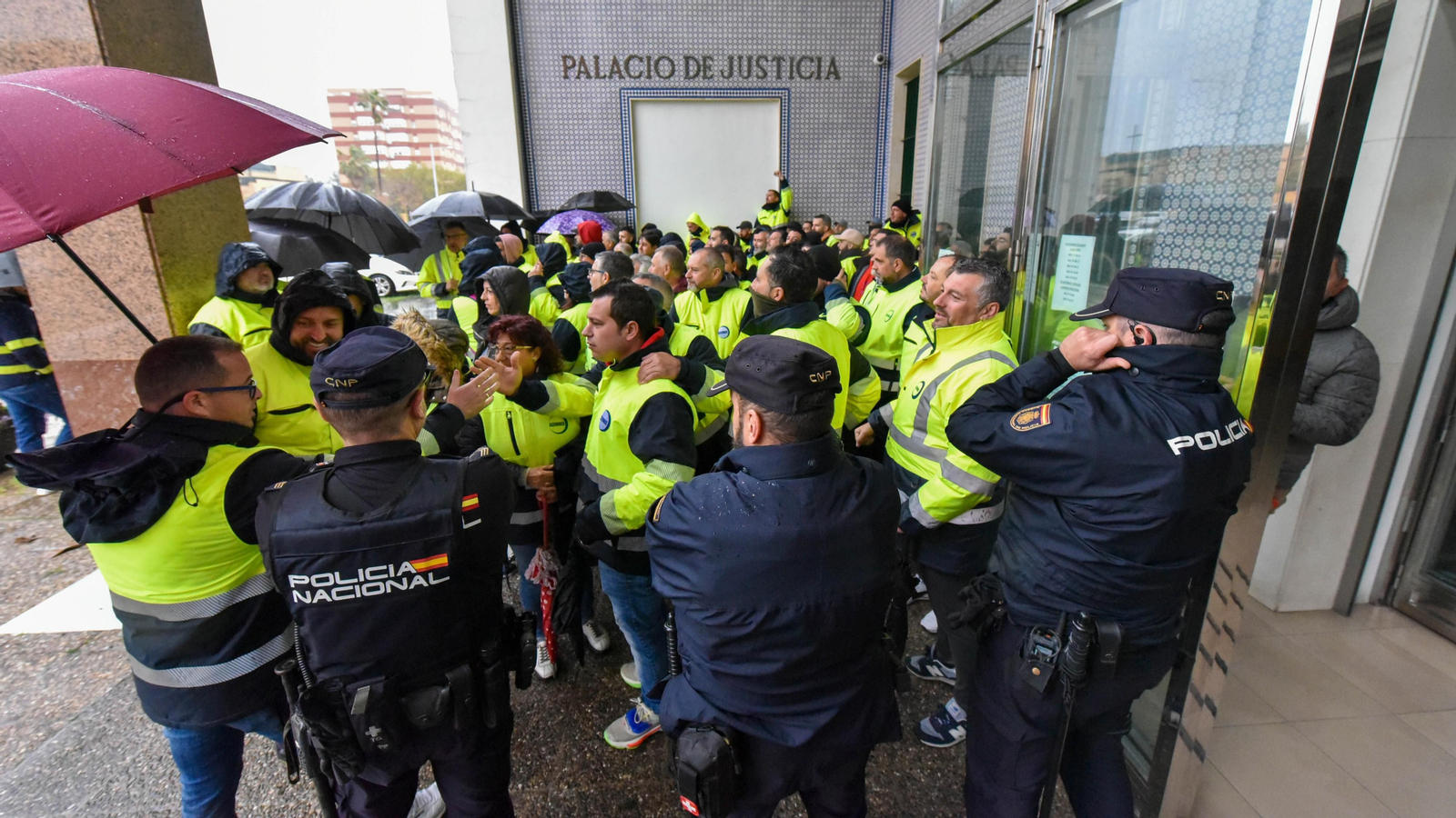 Imágenes de la entrada a los juzgados del trabjador detenido en la ultima manifestación de la plantilla Acerinox en
