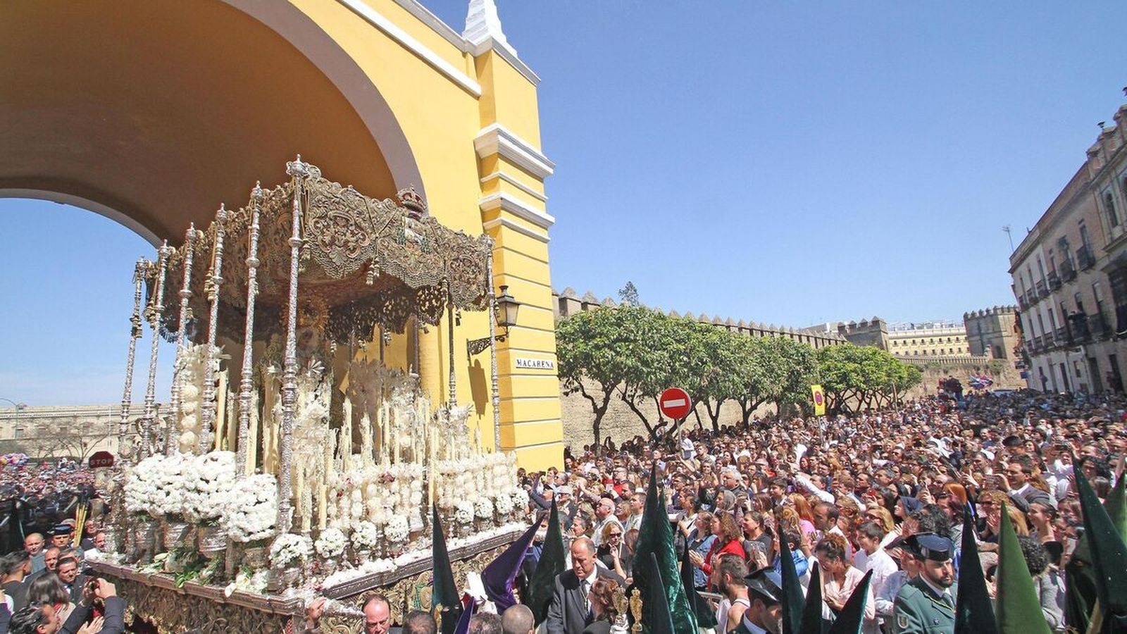 La multitudinaria recogida de la Esperanza de la Macarena.