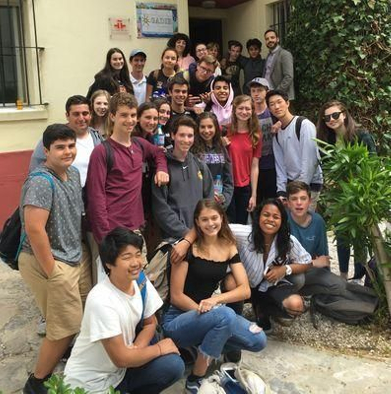 Un grupo de alumnos de antes del Covid, a las puertas del chalet de la calle Pérgolas de Cádiz