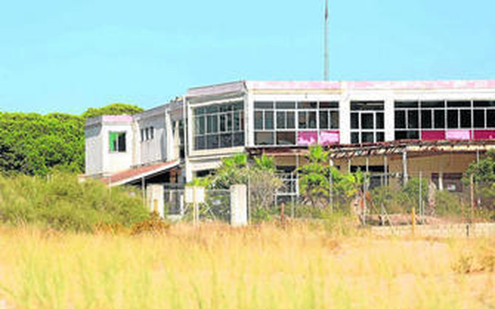 Uno de los edificios, el hotel del complejo, ubicado en los terrenos del antiguo Club Mediterráneo, que según el PERI no se sabe si se restaurará o se demolerá.