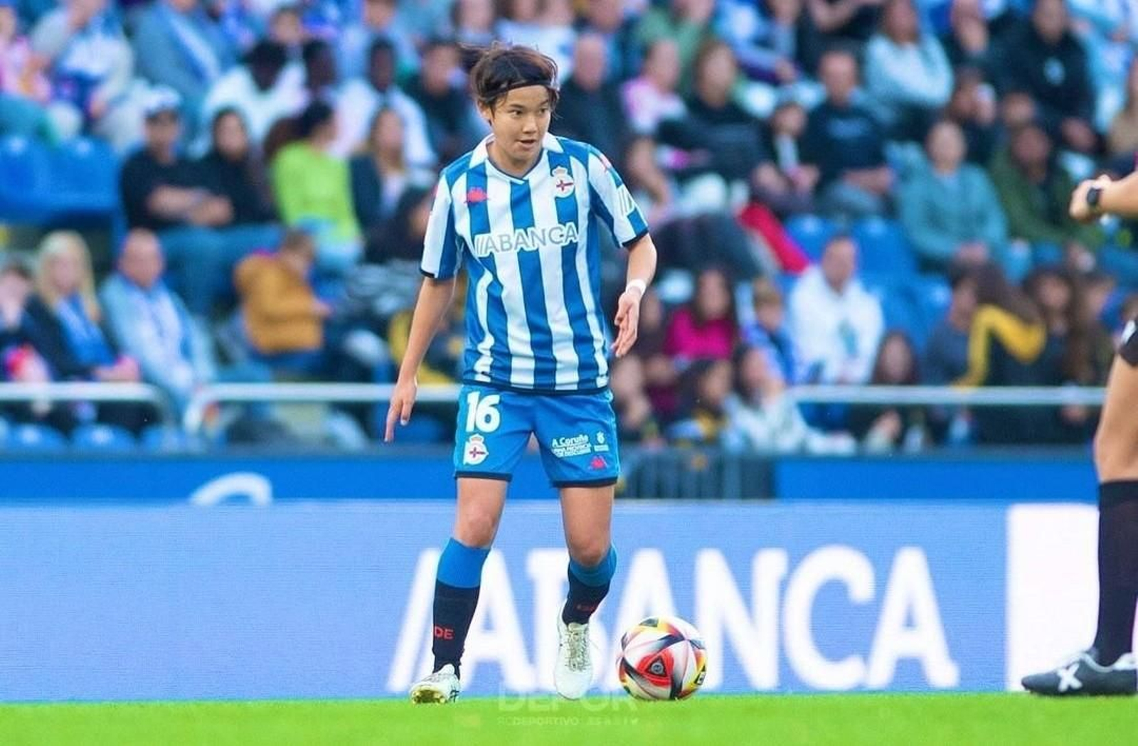 Ayaka controla la pelota en un encuentro disputado en Riazor.