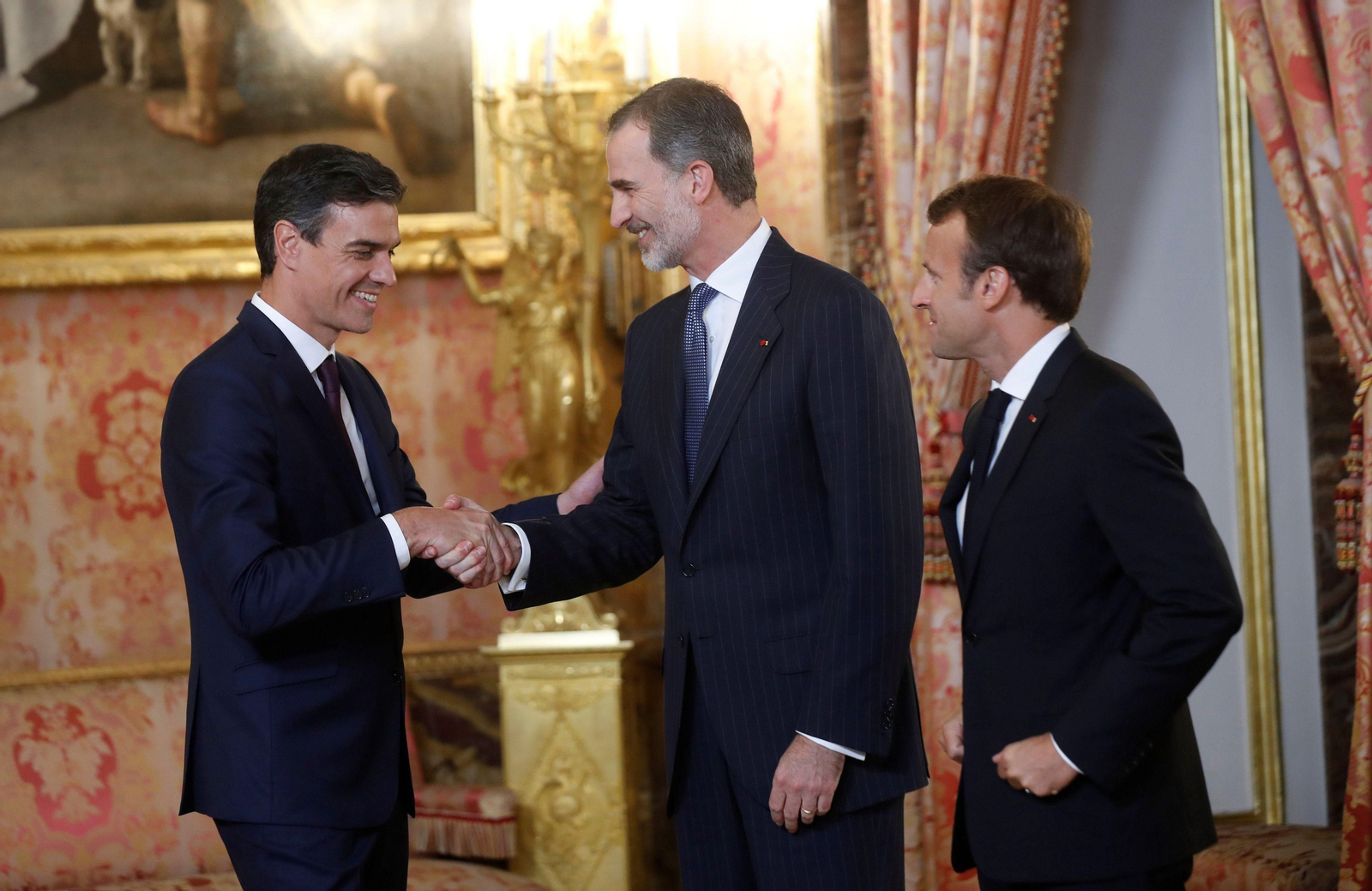 Pedro Sánchez saluda al Rey el pasado 26 de julio en el Palacio Real en presencia de Emmanuel Macron.