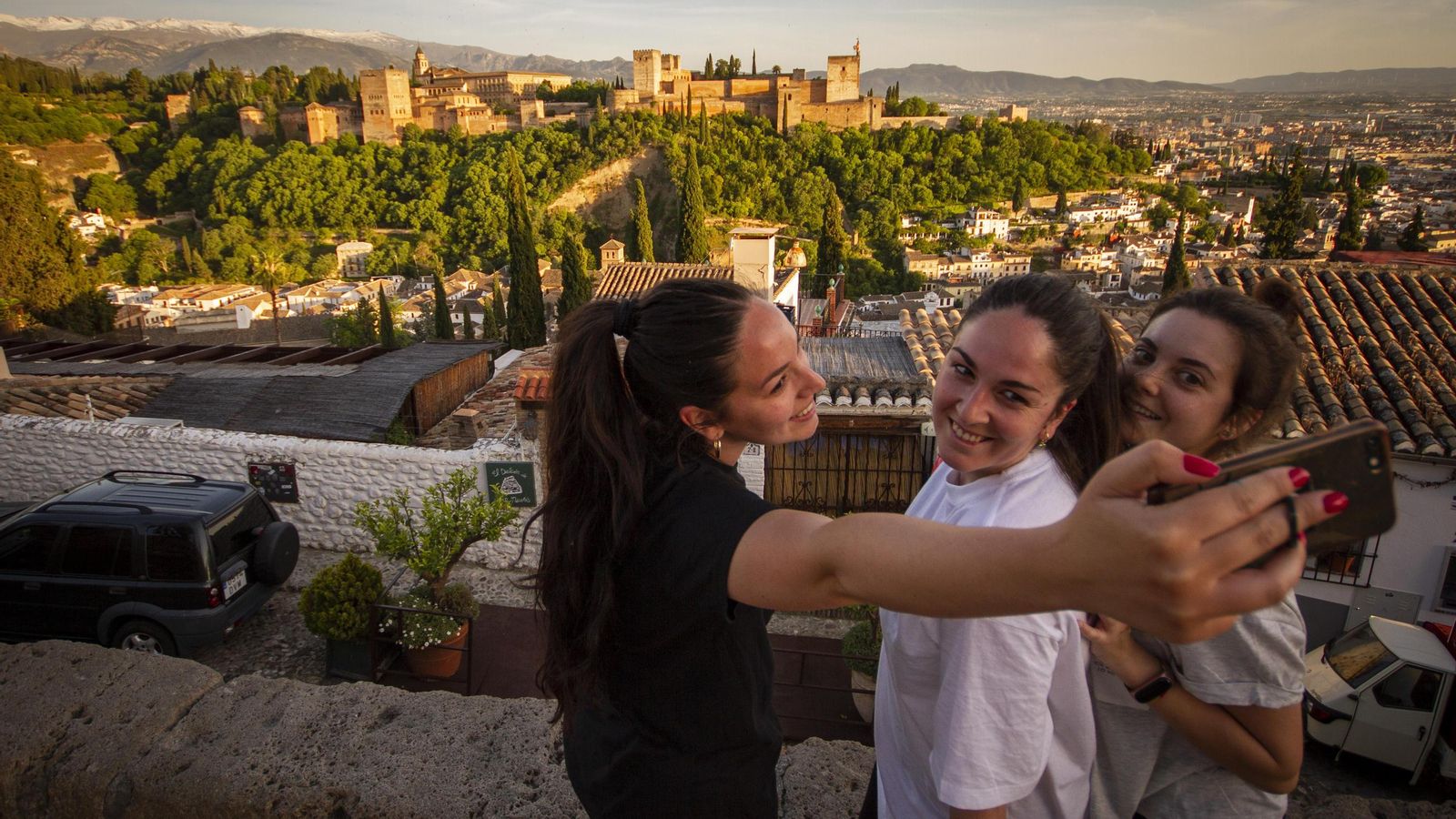 La puesta de sol de San Nicolás es uno de los principales reclamos turísticos de Granada.