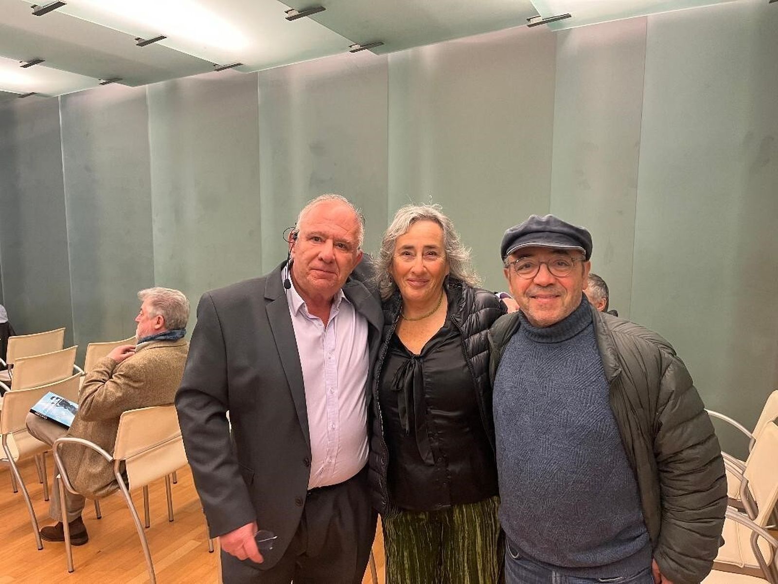 El escritor Óscar Lobato con la periodista Carmen Morillo y el fotógrafo Kiki Hernández, durante la sesión.