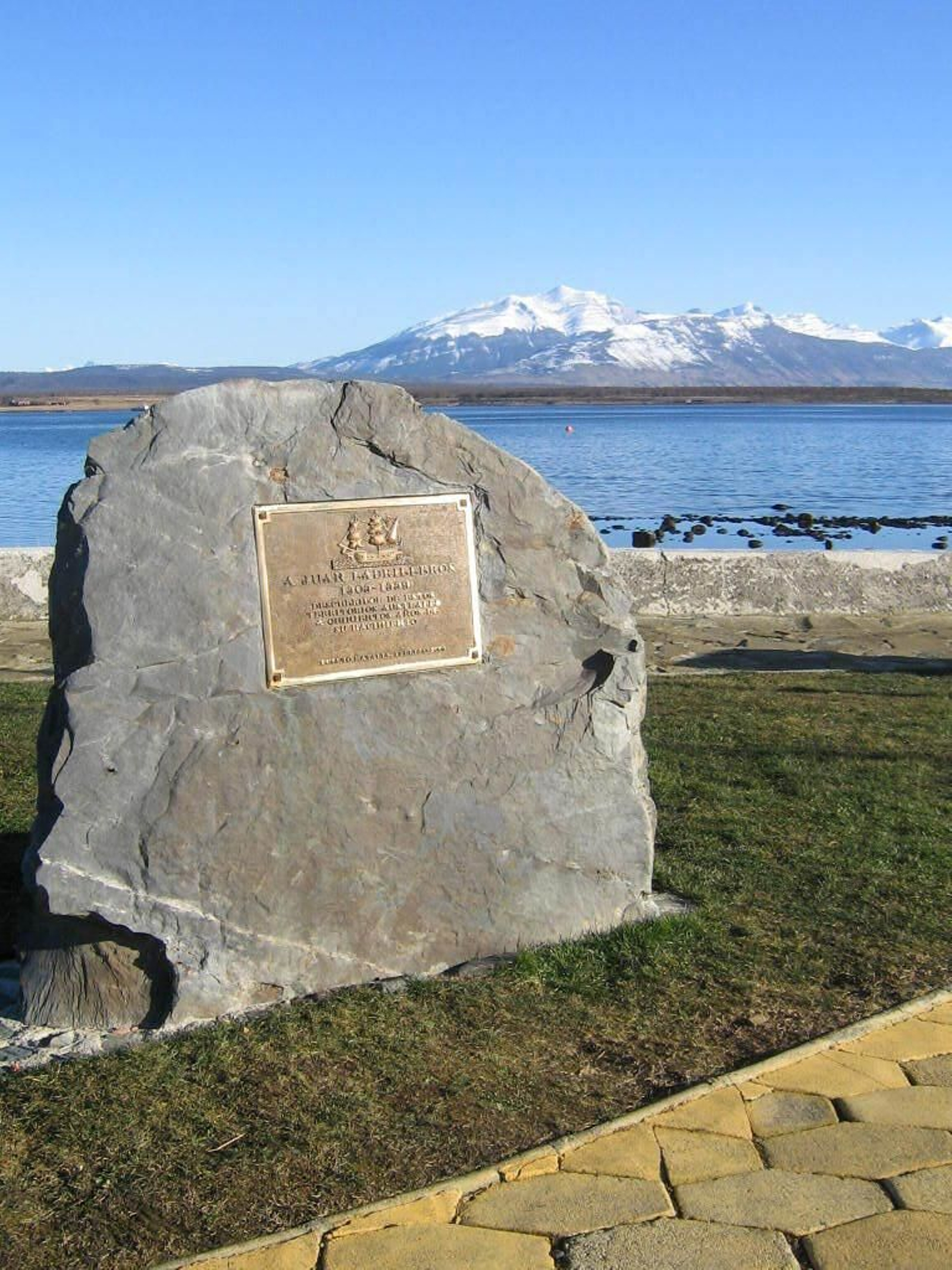 Placa homenaje a Juan Ladrillero en Puerto Natales (Chile).