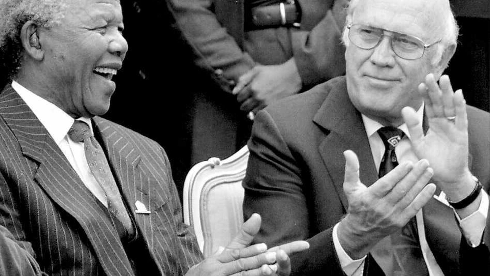 De izquierda a derecha, Nelson Mandela y Frederik de Klerk.