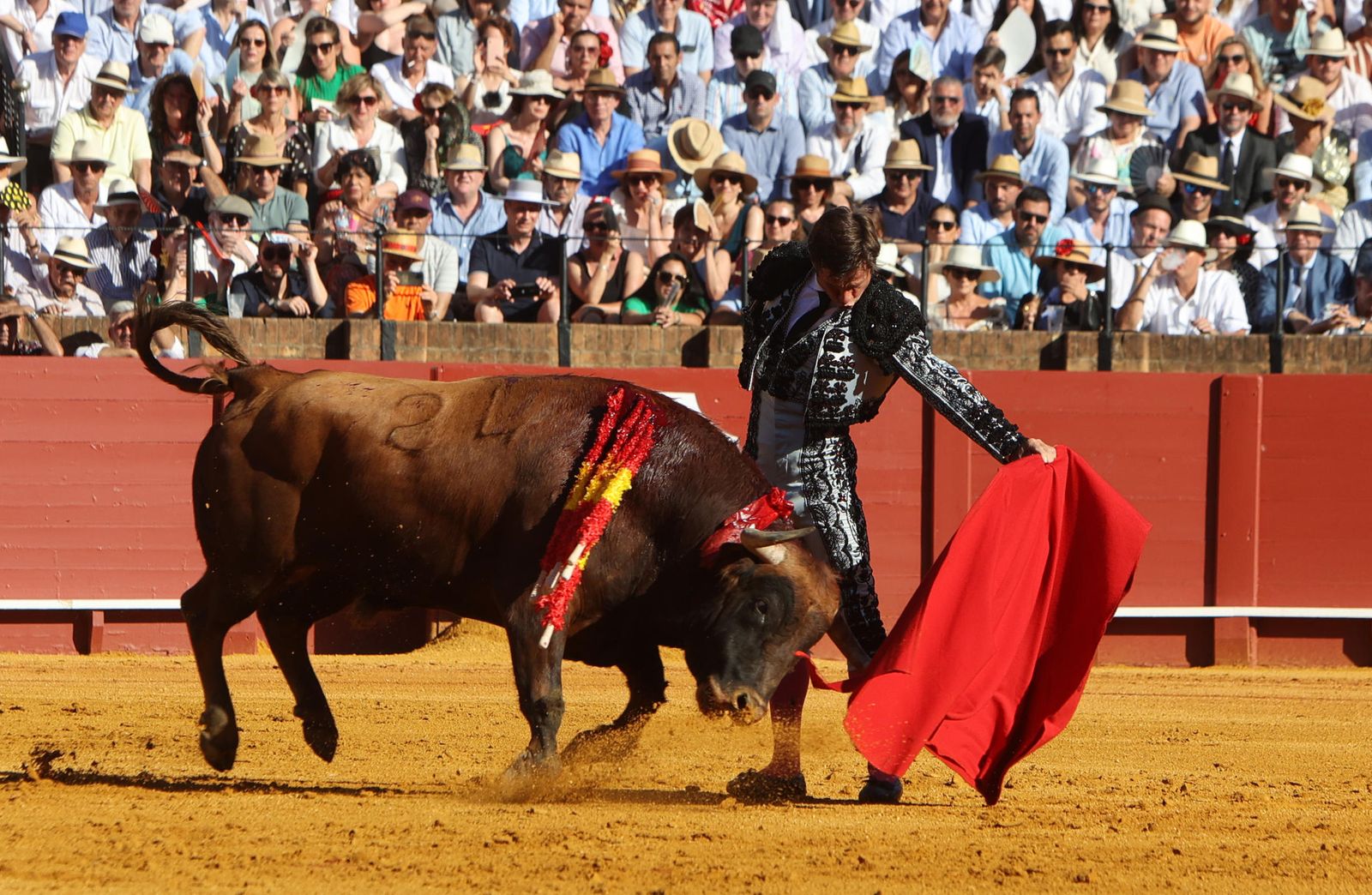 Imágenes de la corrida de toros en la Feria de Sevilla 2023 con El Juli, Alejandro Talavante y Tomás Rufo