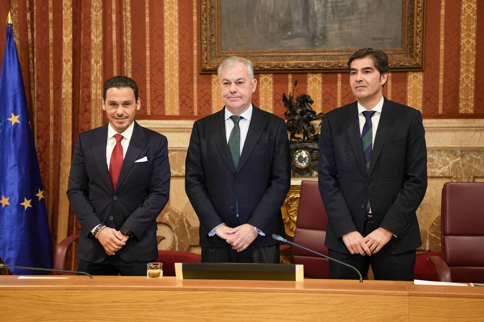 José María del Nido Carrasco, José Luis Sanz y Ángel Haro posan en el Ayuntamiento contra el acoso escolar.