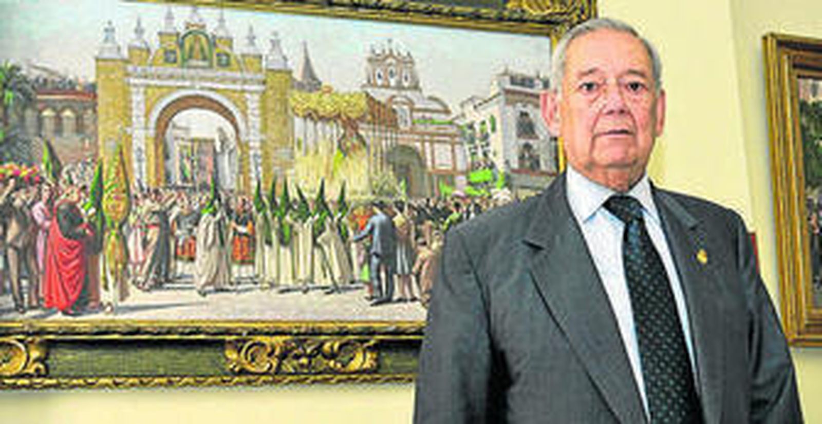 Manuel García, ante un cuadro de la cofradía.