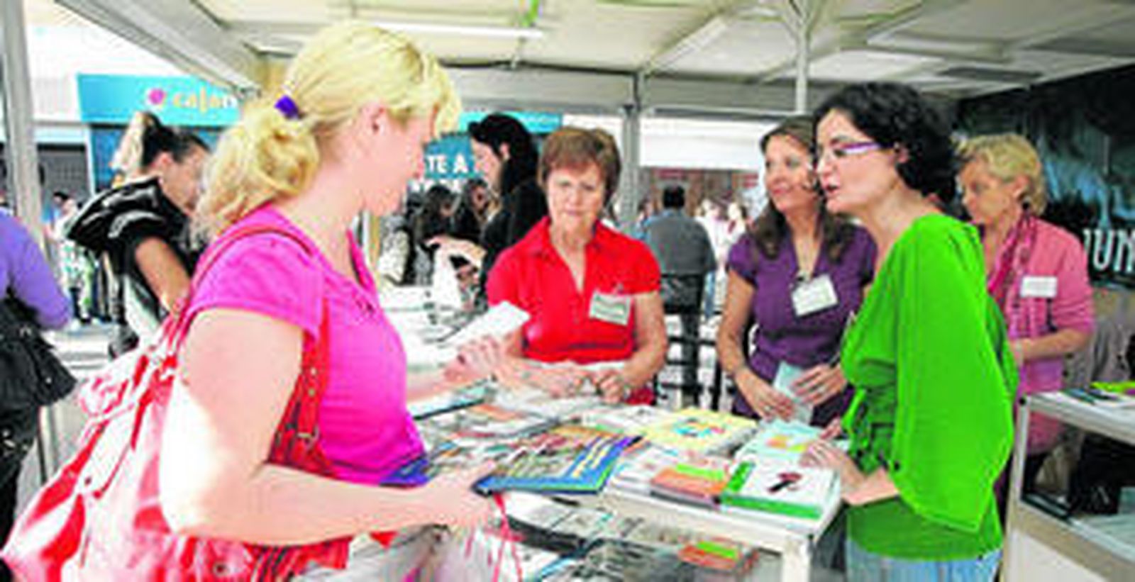 Una estudiante en el estand que la Junta de Andalucía instaló en la pasada edición.