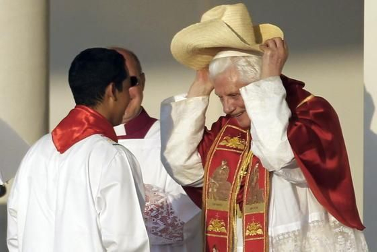El Papa se dirige a los jóvenes en Cibeles.

Foto: EFE