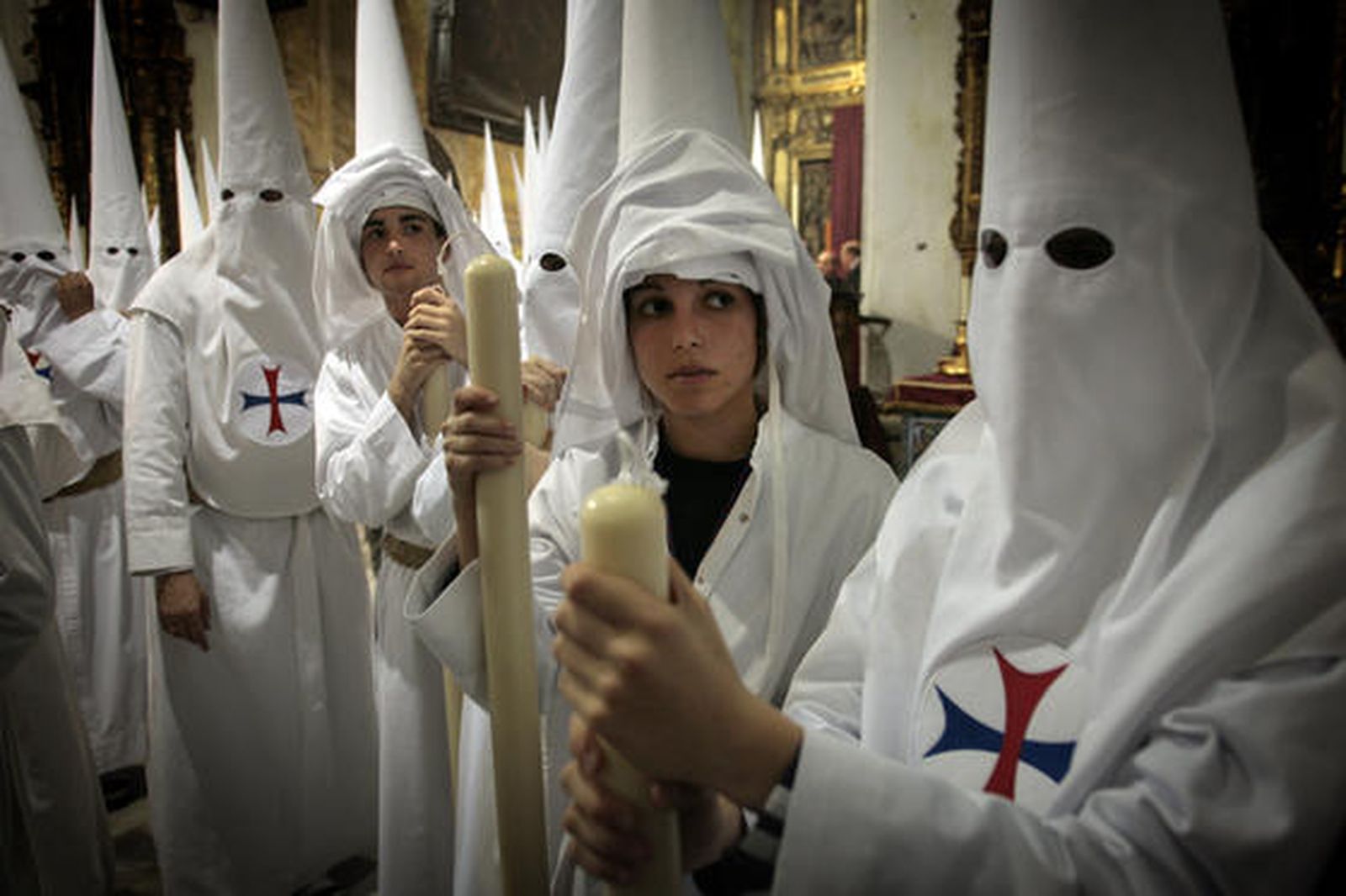 Nuestro Padre Jesús ante Anás y María Santísima del Dulce Nombre salen de San Lorenzo para realizar su Estación de Penitencia. 

Foto: Juan Carlos Muñoz