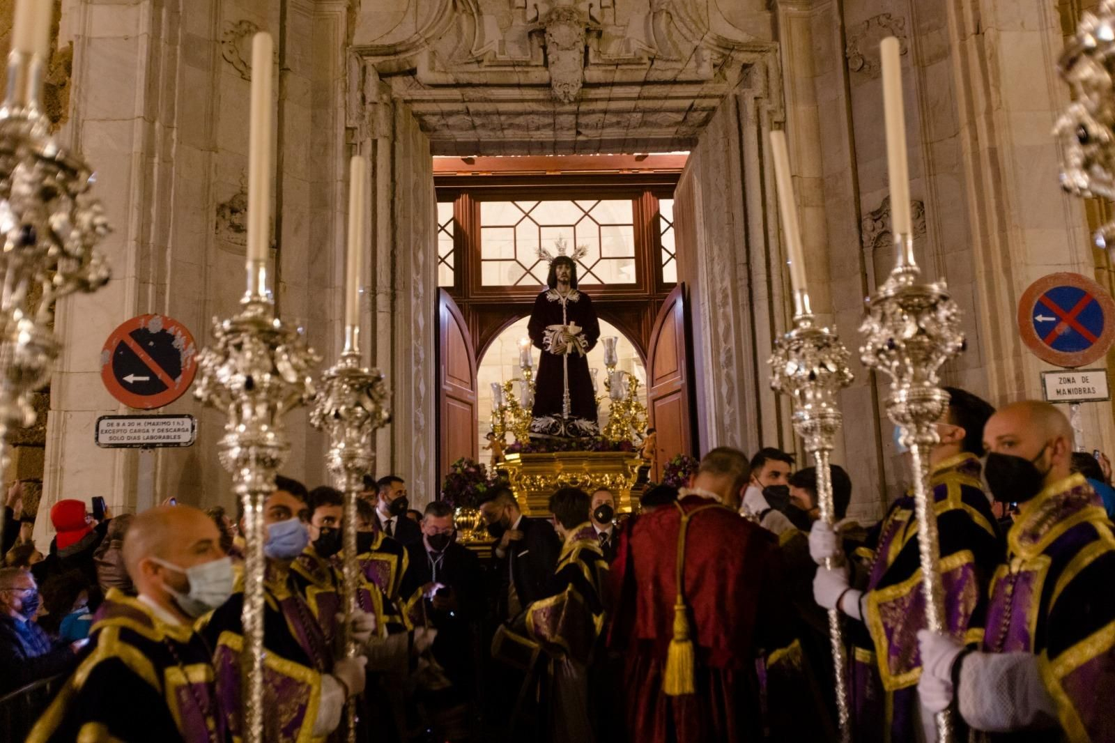 Las imágenes del viacrucis de hermandades de Cádiz.