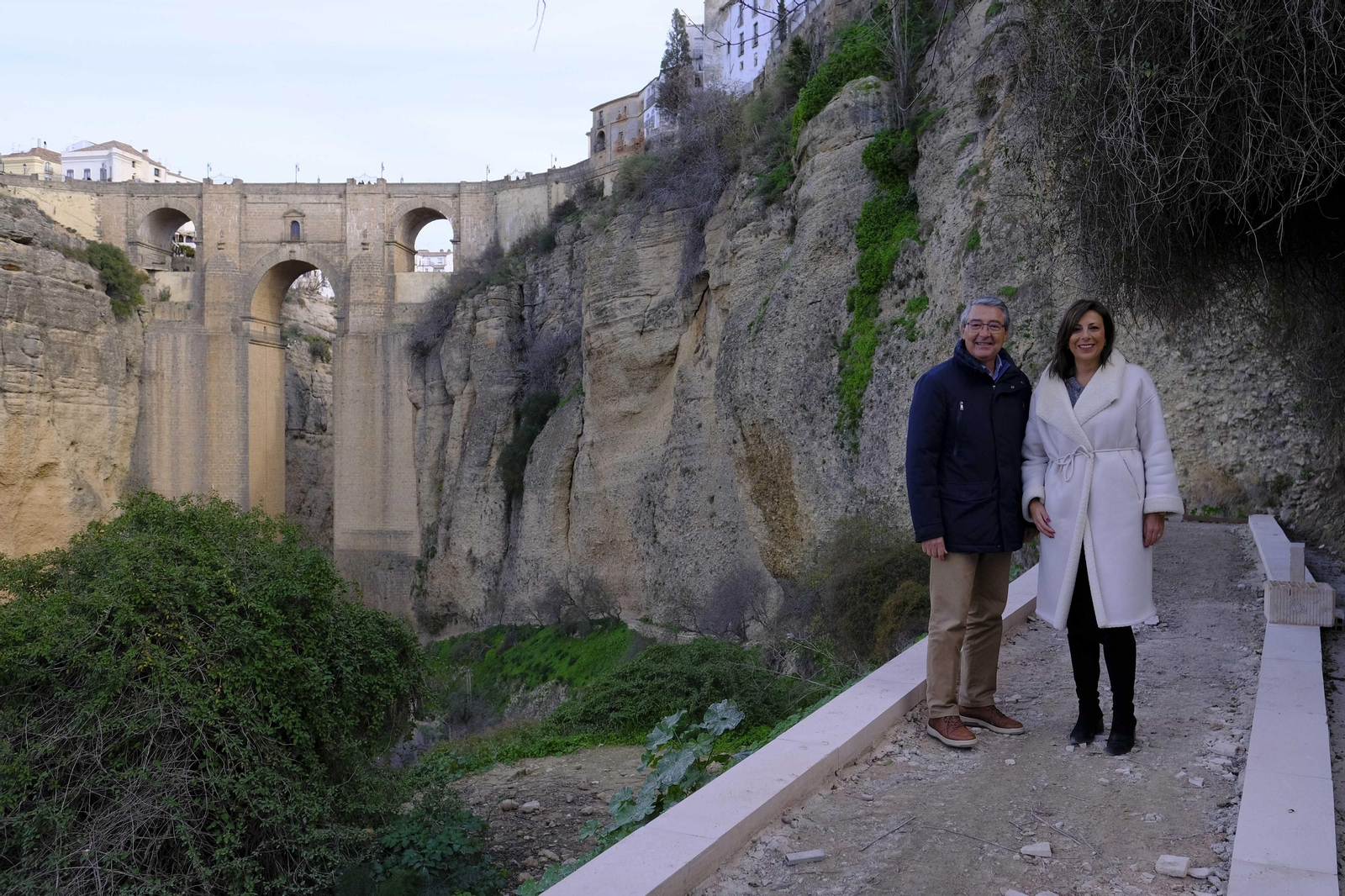 El presidente de la Diputación y la alcaldesa de Ronda en el inicio del camino.