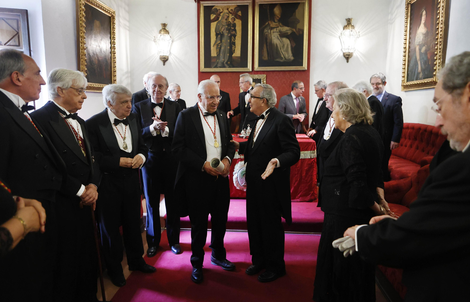 Las imágenes del ingreso de Alfonso Guerra en la Academia de Buenas Letras