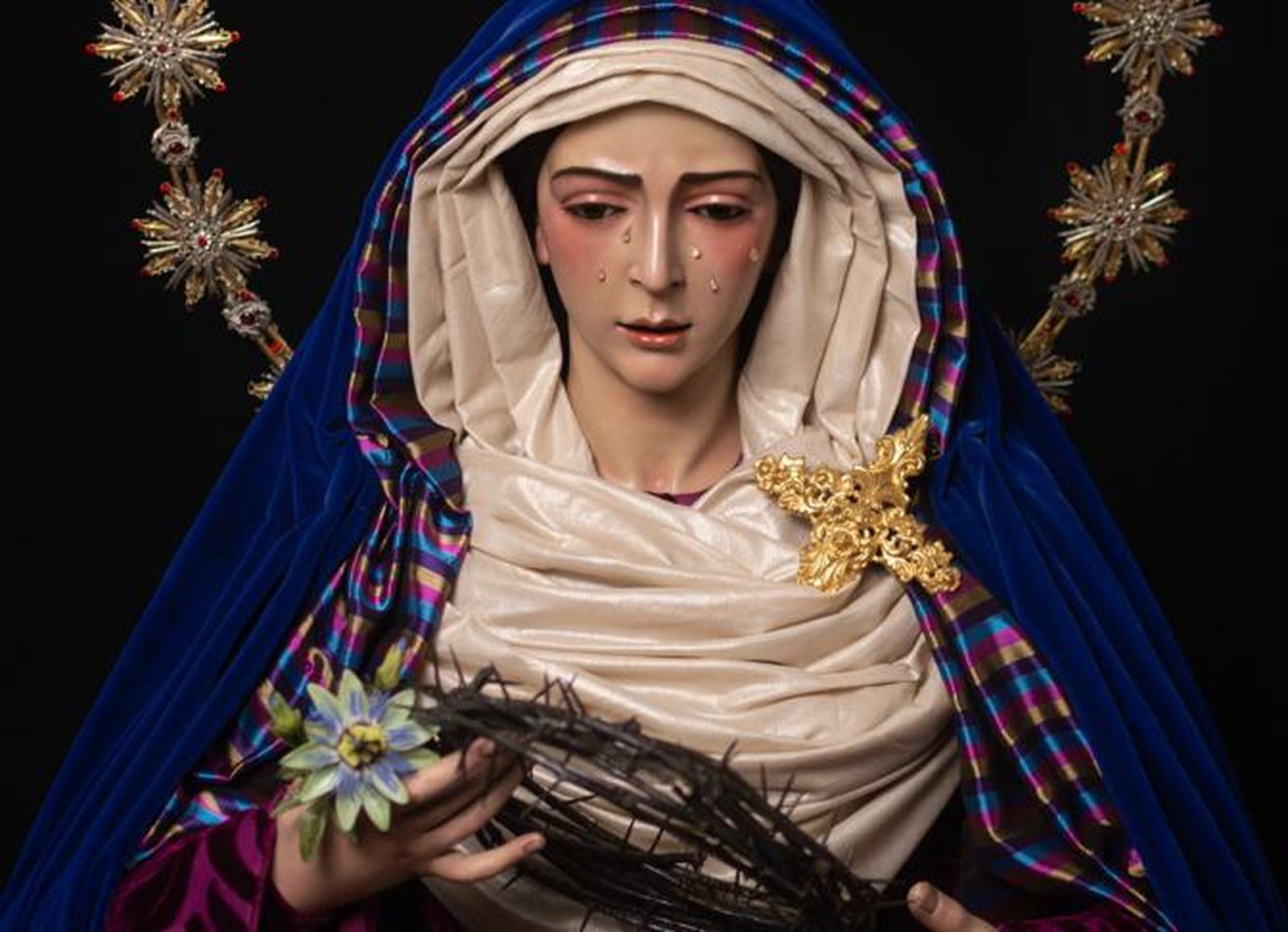 La dolorosa porta varias piezas significativas