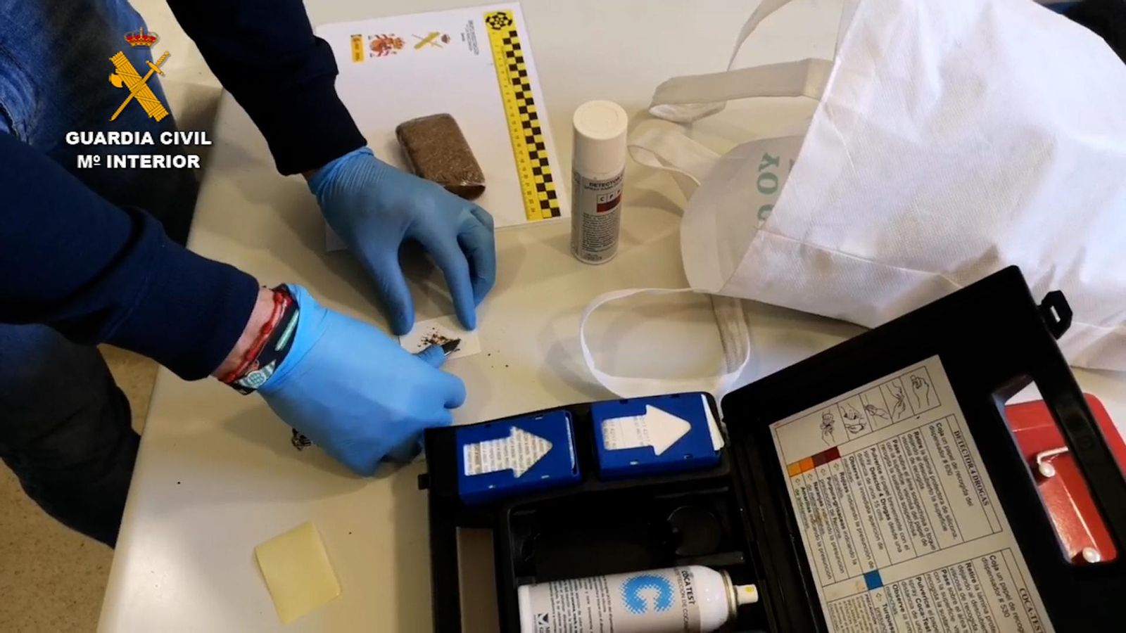 Un agente de la Guaria civil durante la operación romero.
