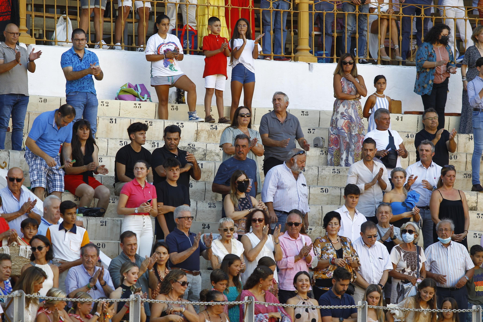 Las imágenes del ambiente del tendido en la novillada de la Feria Taurina de Almería