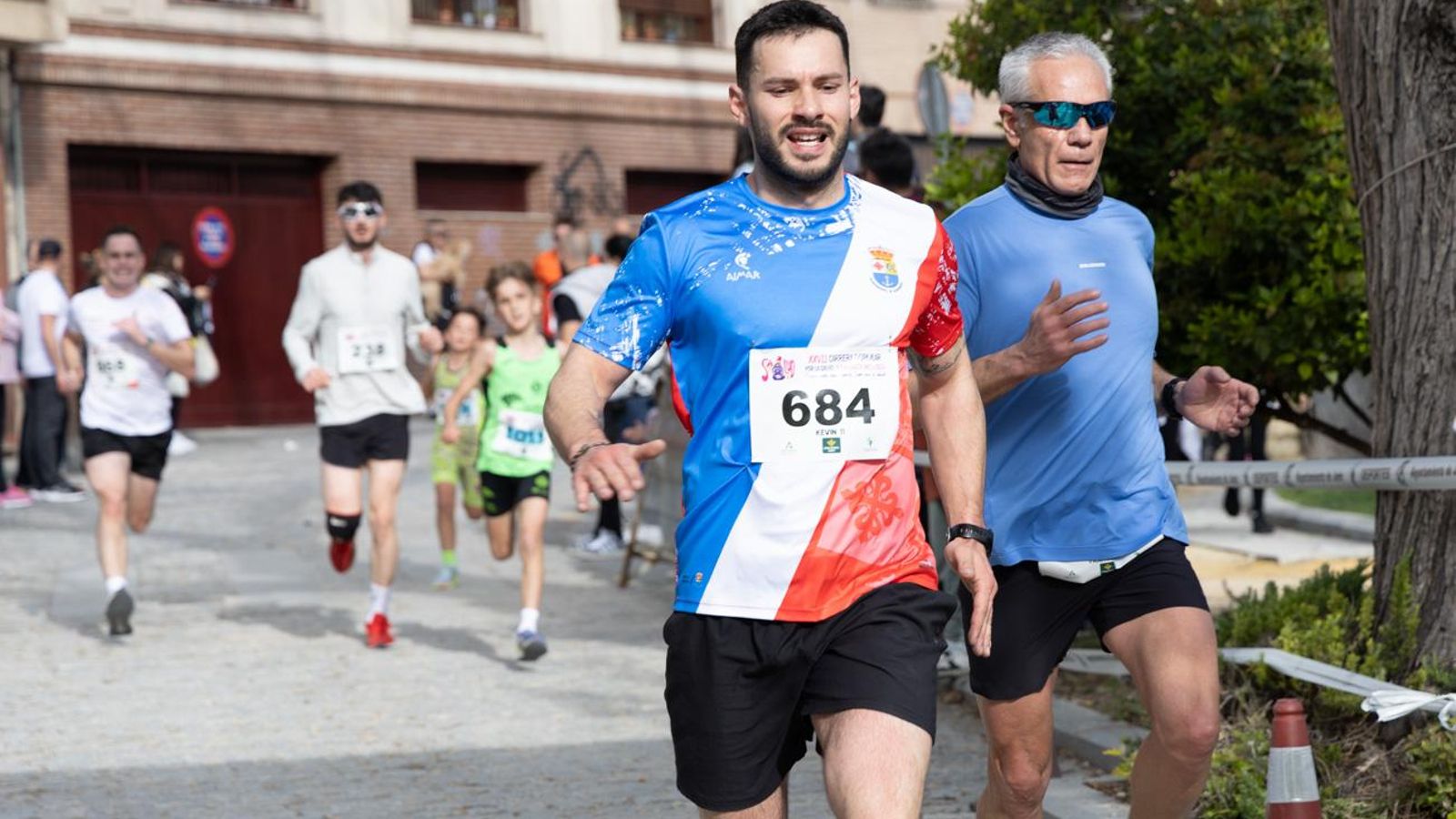 Más de 2.100 participantes corren para promover la salud en Jaén, en imágenes (1)
