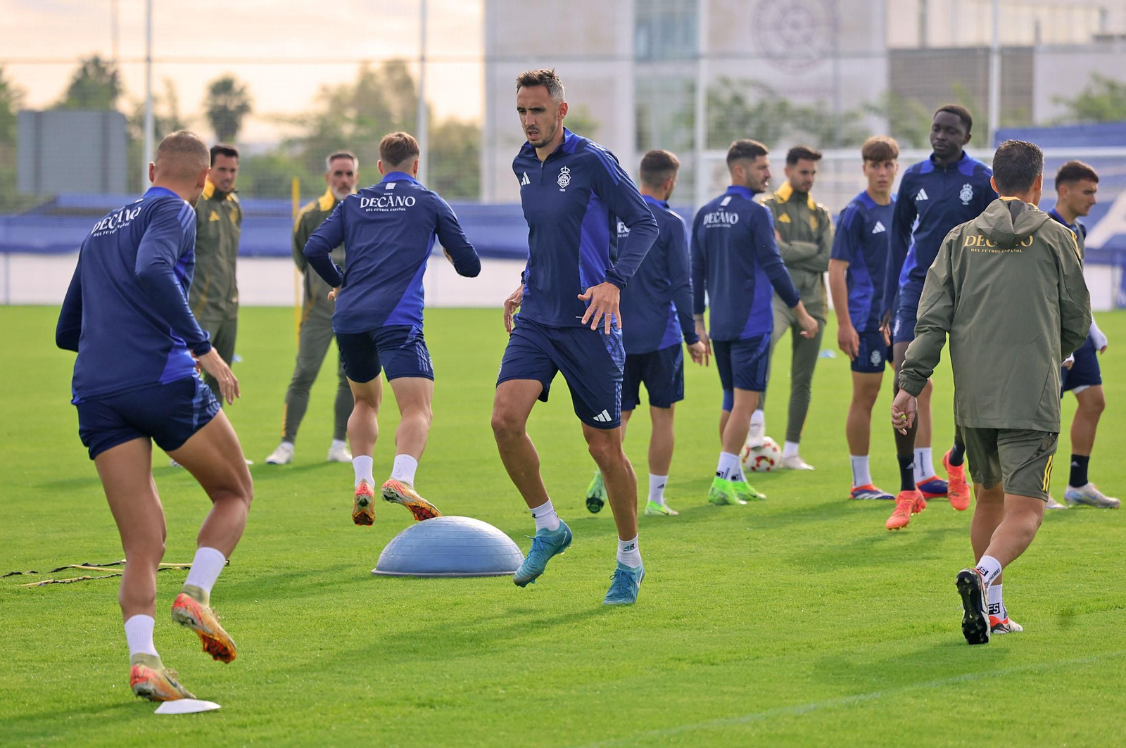 Imágenes del entrenamiento del Recre en la Ciudad Deportiva Francisco Mendoza