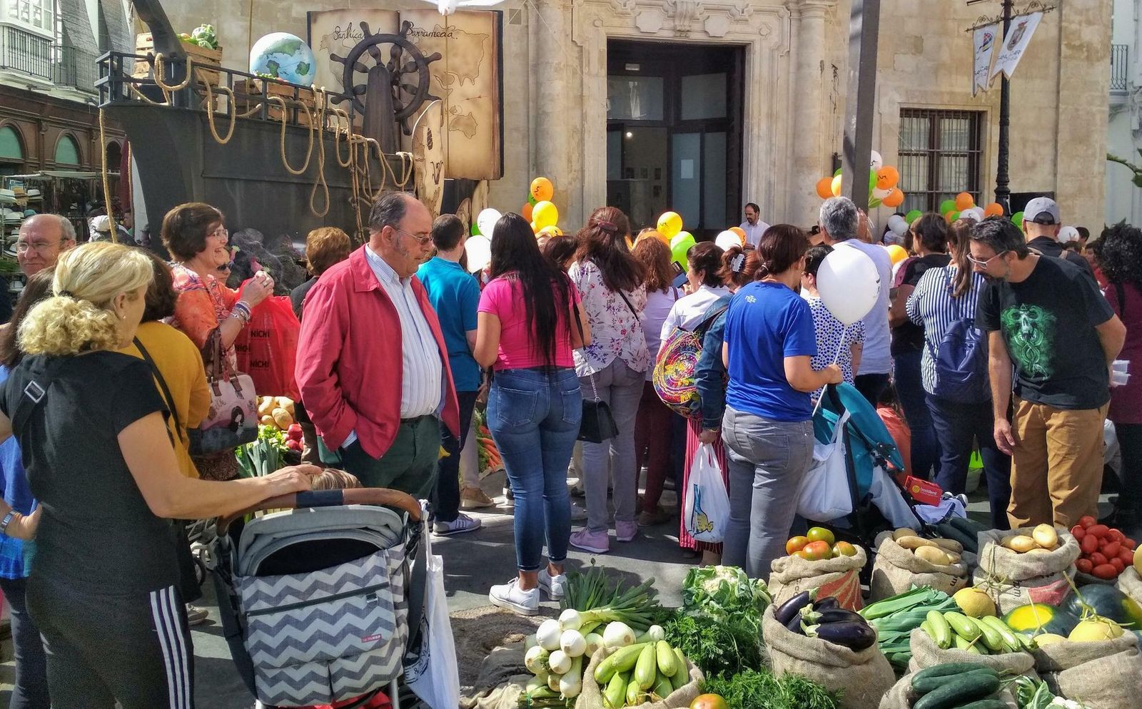 La cuarta edición de la feria de productos hortofrutícolas de Arenas Finas ha reunido a mucho público en el centro.
