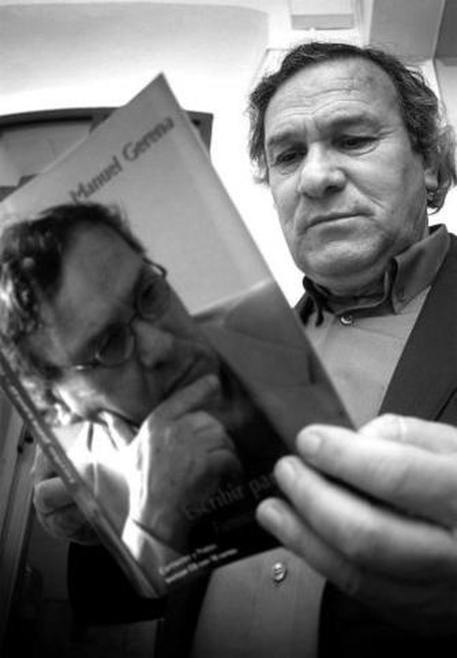 Manuel Gerena posa con su nuevo disco-libro.