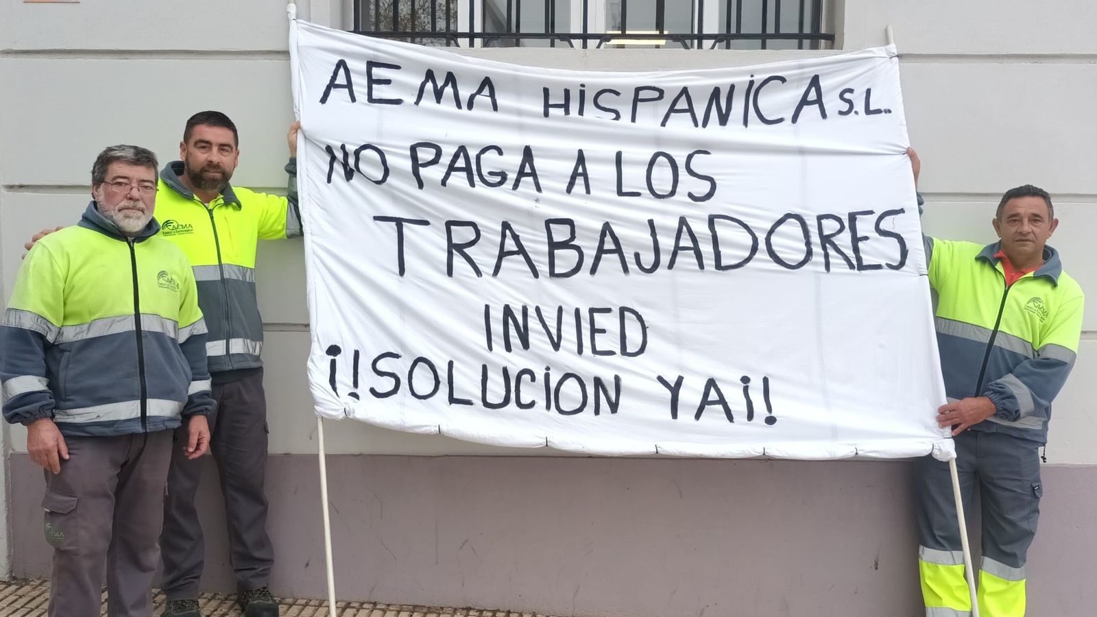 Concentración de los trabajadores ante las oficinas del Invied en San Fernando, en una imagen cedida por CCOO