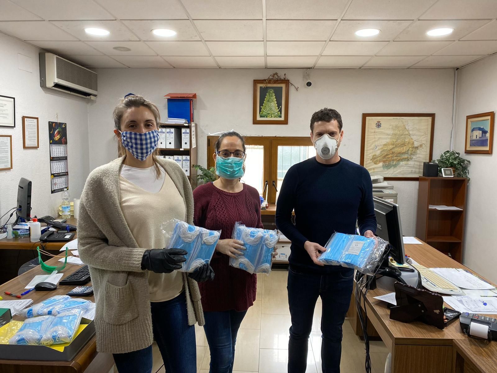 Entrega de mascarillas para las empresas onubenses del sector de los frutos rojos.