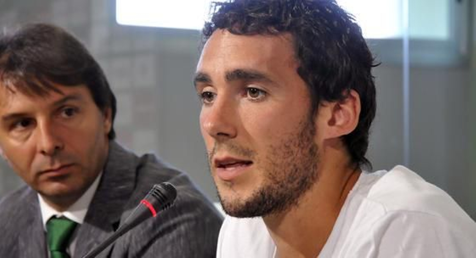 Ustaritz cree que hay que luchar por "algo más que salvarse"