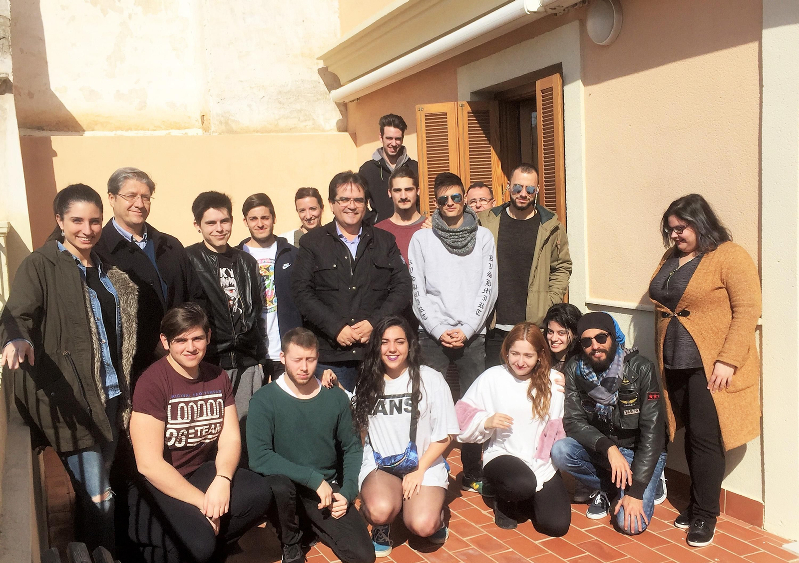 Antonio J. Rodriguez con profesores y alumnos del IES Albaida.
